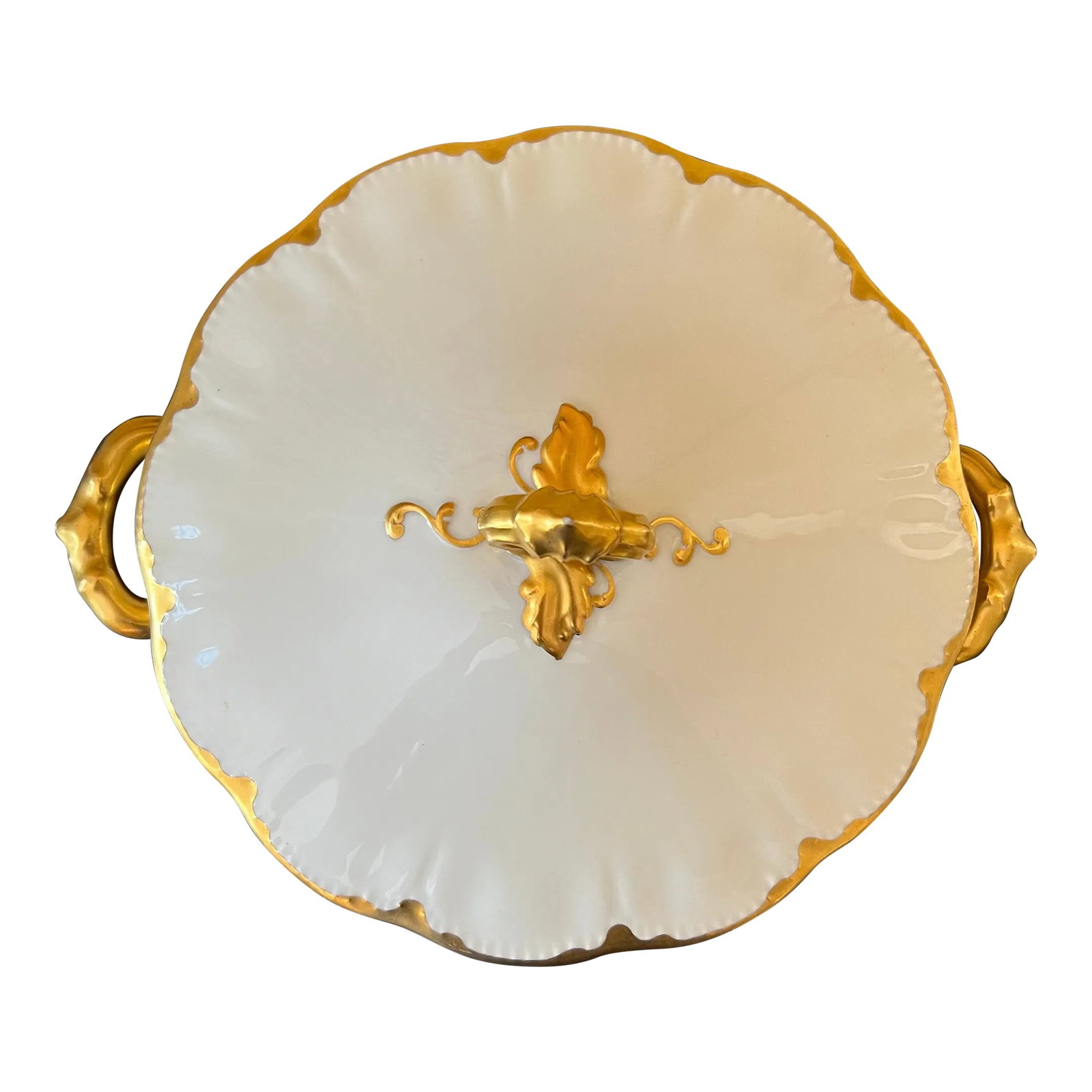 1920s Haviland Limoges Round Covered Vegetable: Haviland Limoges Round Covered Vegetable. Made in France. Used but in very good condition. Pattern H522 Width 8 1/4 in Height 2 3/4 in Condition: Alterations: Original Condition Unaltered