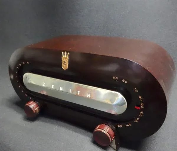 1951 Zenith Bakelite "Race Track" Radio - 11