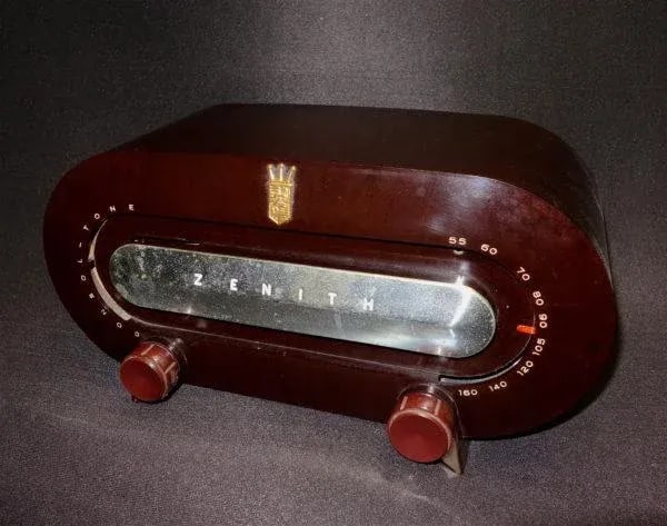 1951 Zenith Bakelite "Race Track" Radio - 2