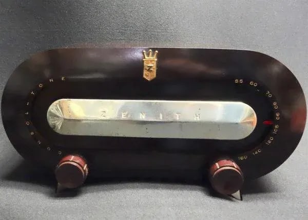 1951 Zenith Bakelite "Race Track" Radio - 5