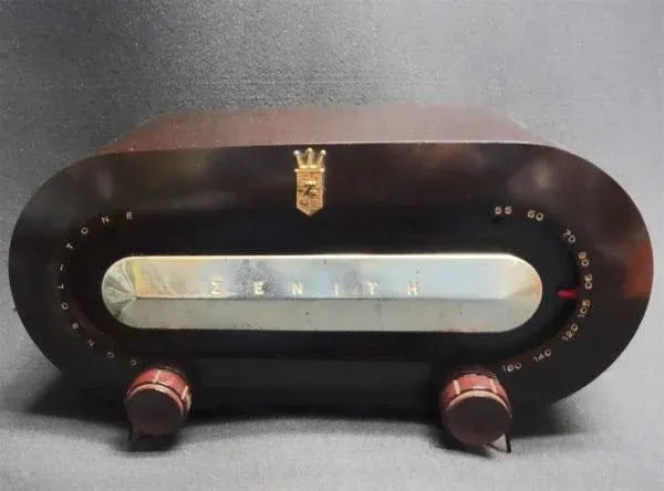 1951 Zenith Bakelite "Race Track" Radio - 6