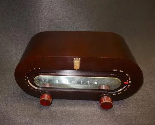1951 Zenith Bakelite "Race Track" Radio - 7