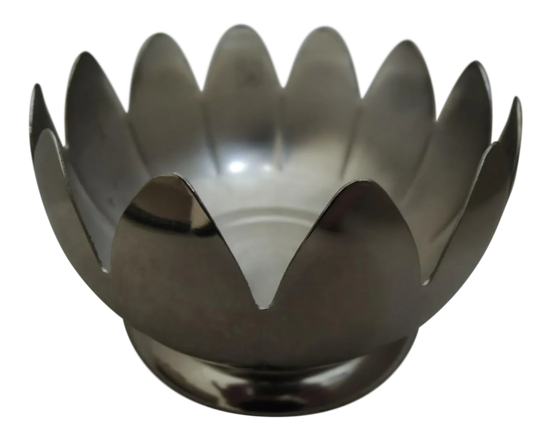 Silver Plated Bowl 12 Lotus Petals Silver Metal Bowl: Silver Plated Bowl 12 Lotus Petals Matte + Shiny Silver Metal Bowl Vintage 1960s . This vintage 1960s, silverplated lotus bowl has 12 pointed petals surrounding the center and is shaped like a water