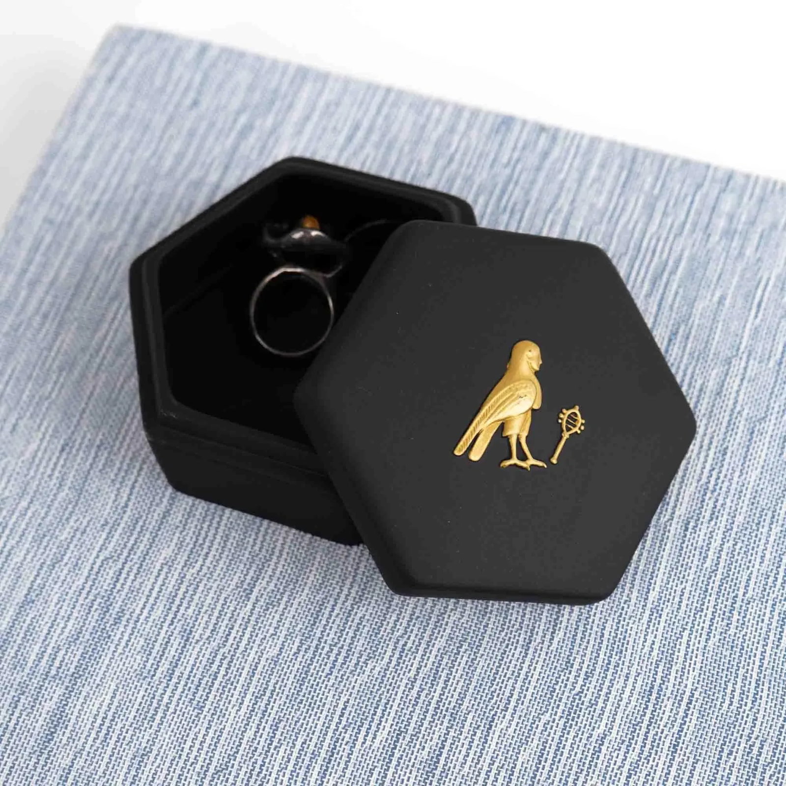 Vintage Wedgwood Black Jasperware Hexagonal Trinket Box With Egyptian Horus Relief - 6
