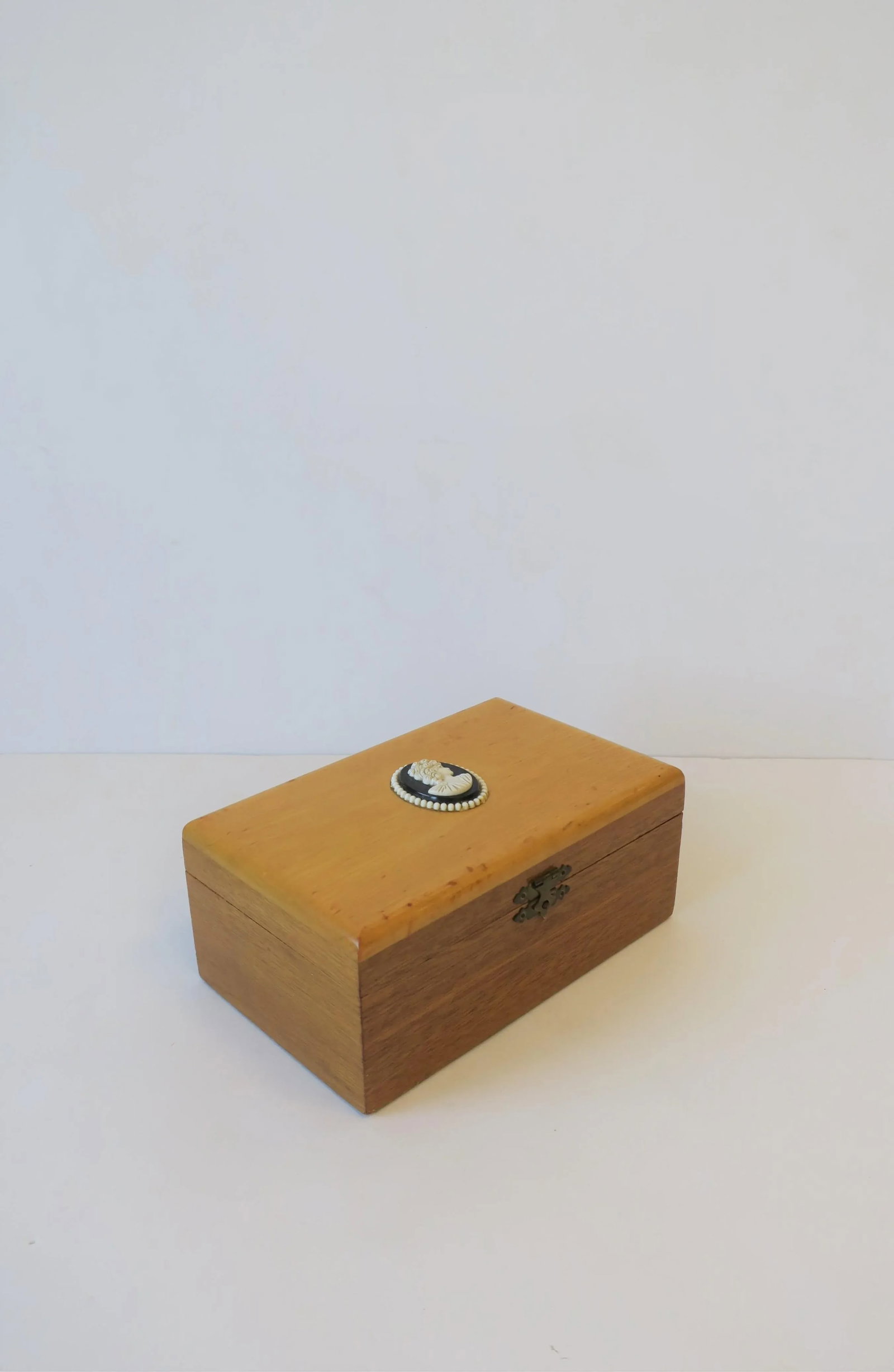 Decorative or Jewelry Box with Black and White Cameo Design - 9