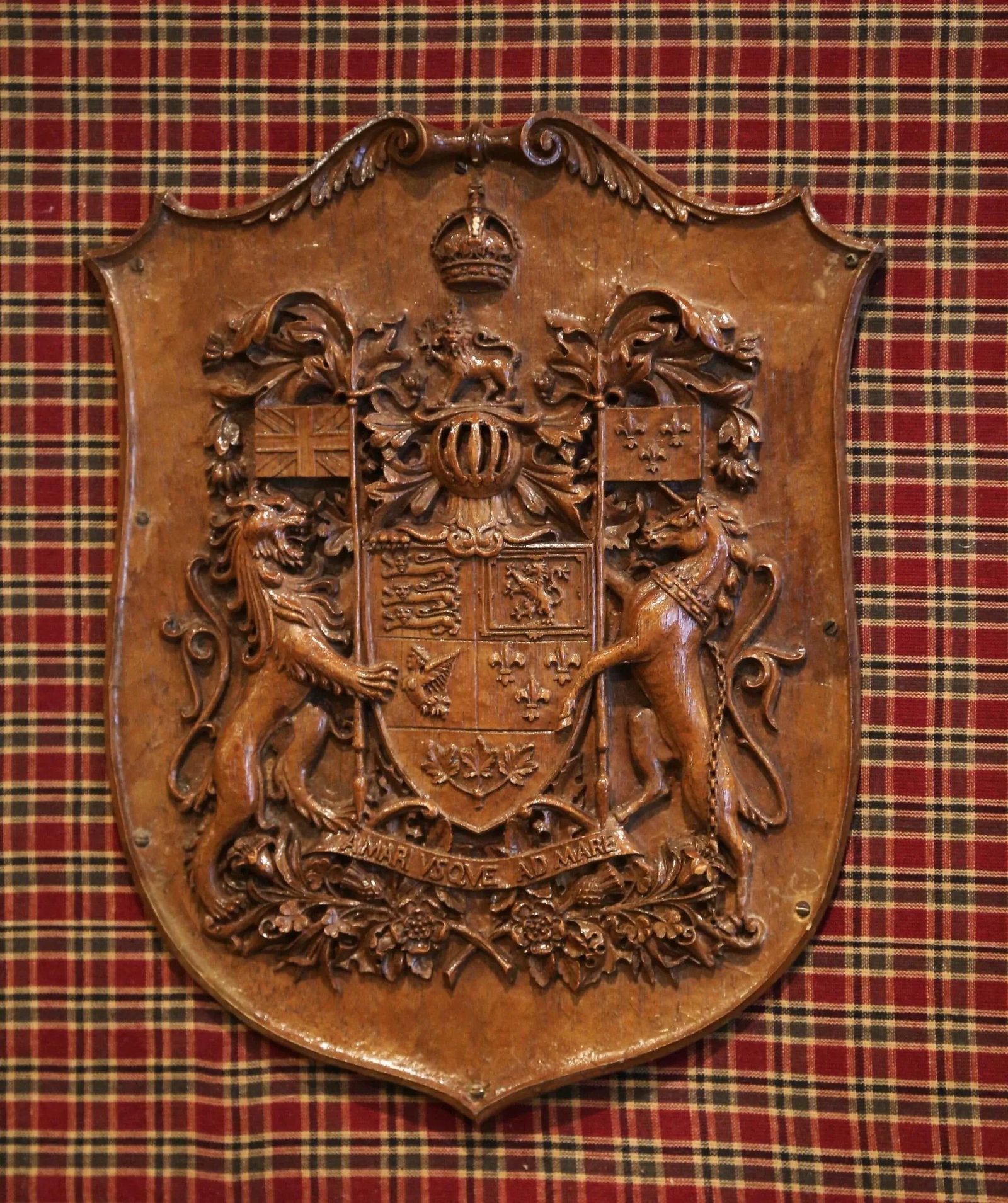 Early 20th Century Carved Fruitwood Canadian Coat of Arms Wall Plaque - 4