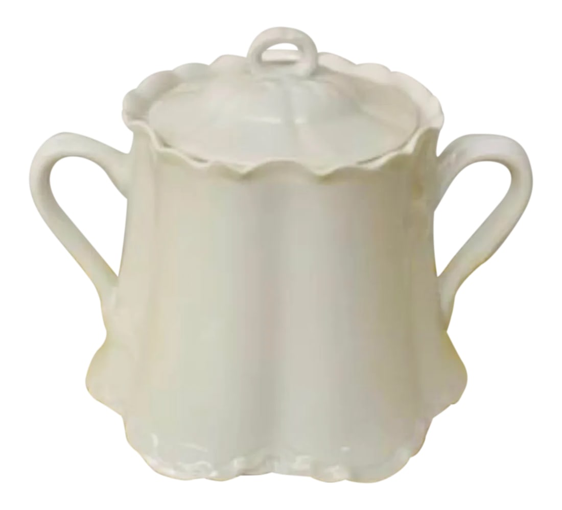 Antique Haviland Limoges Sugar Bowl: Gorgeous Vintage Haviland Limoges Sugar Bowl with Lid made in France. Stunning piece in excellent vintage condition! Makers mark on bottom. Measures 5" x 5". Has a tiny imperfection on rim but it's