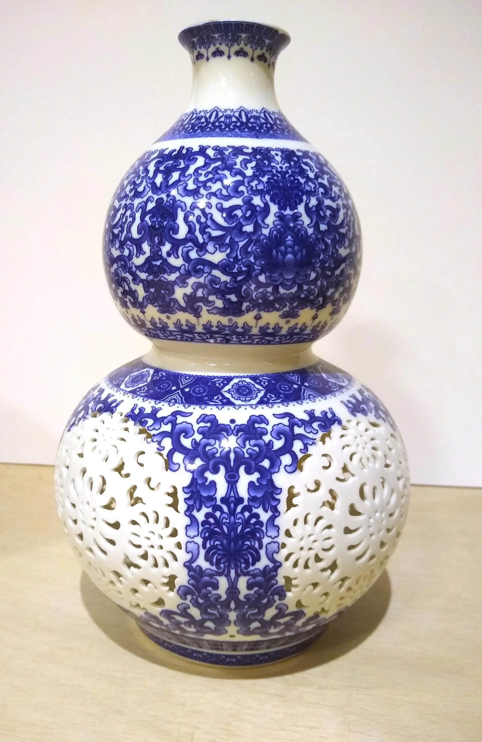 Early 20th Century Chinese Porcelain Blue and White Reticulated Huluping Vase - 2