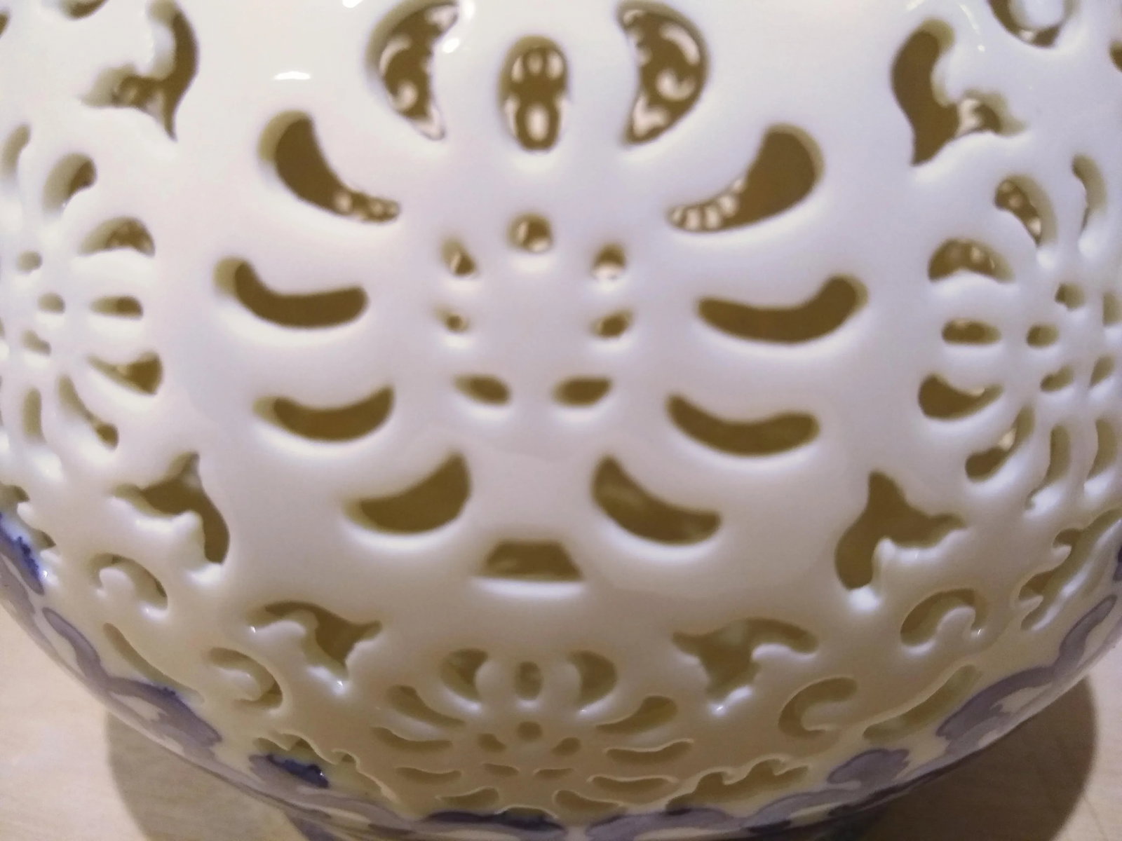 Early 20th Century Chinese Porcelain Blue and White Reticulated Huluping Vase - 4