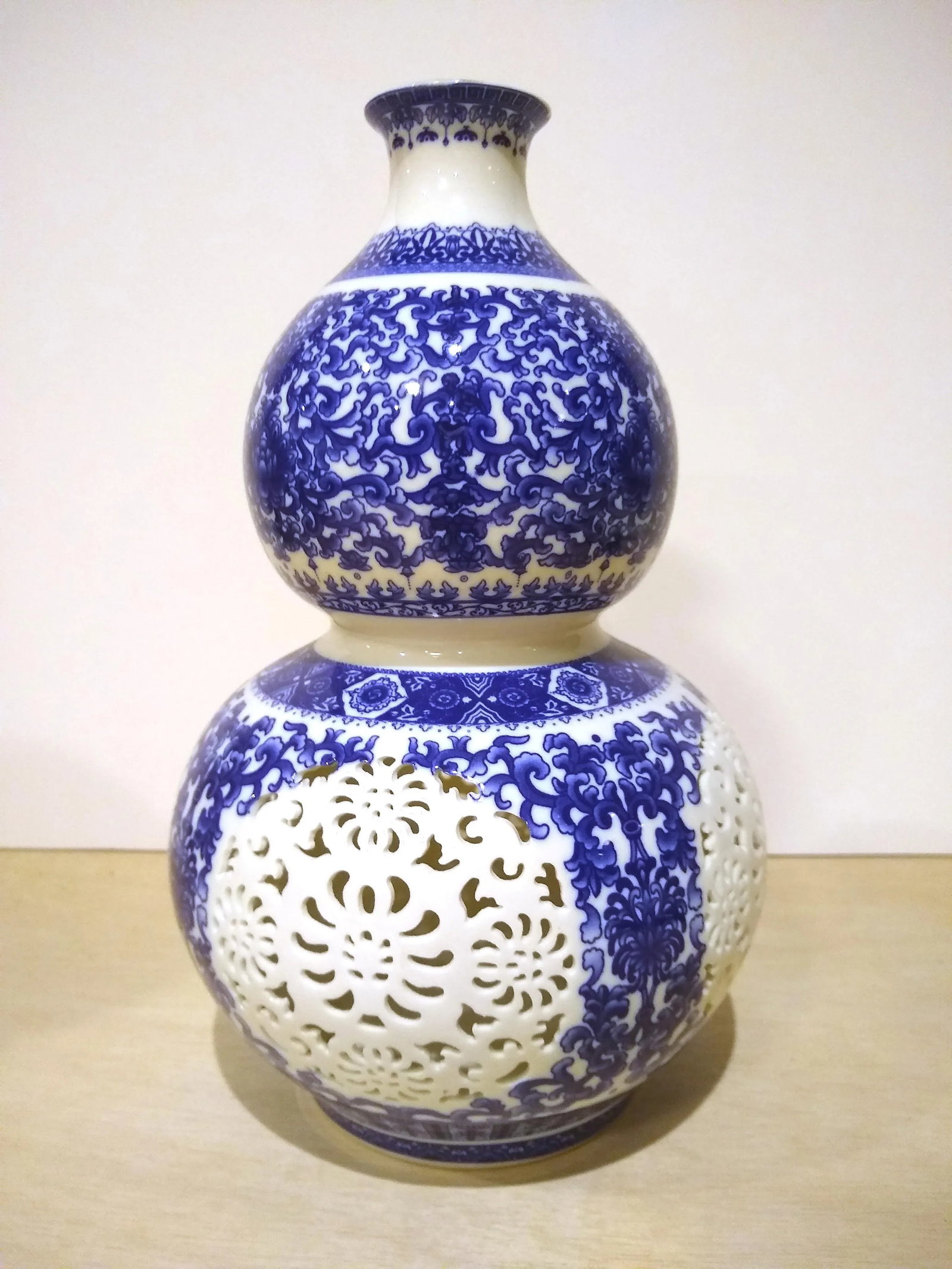 Early 20th Century Chinese Porcelain Blue and White Reticulated Huluping Vase - 8