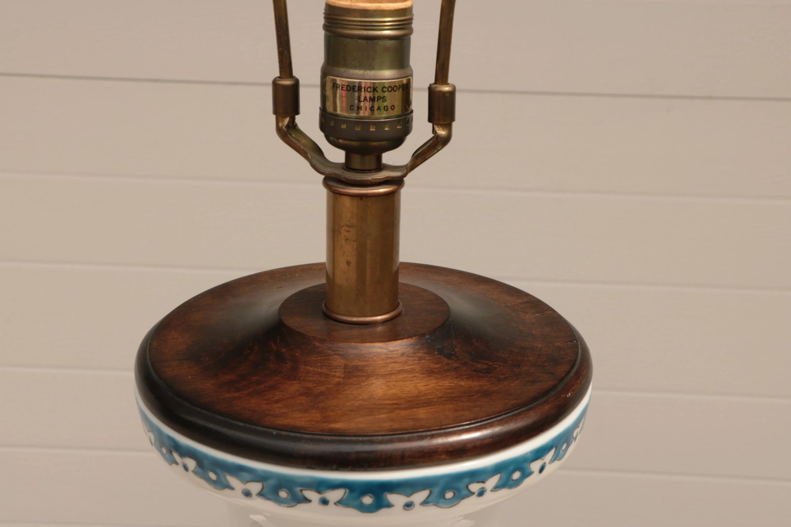 Frederick Cooper Kakiemon Style Table Lamp - 3