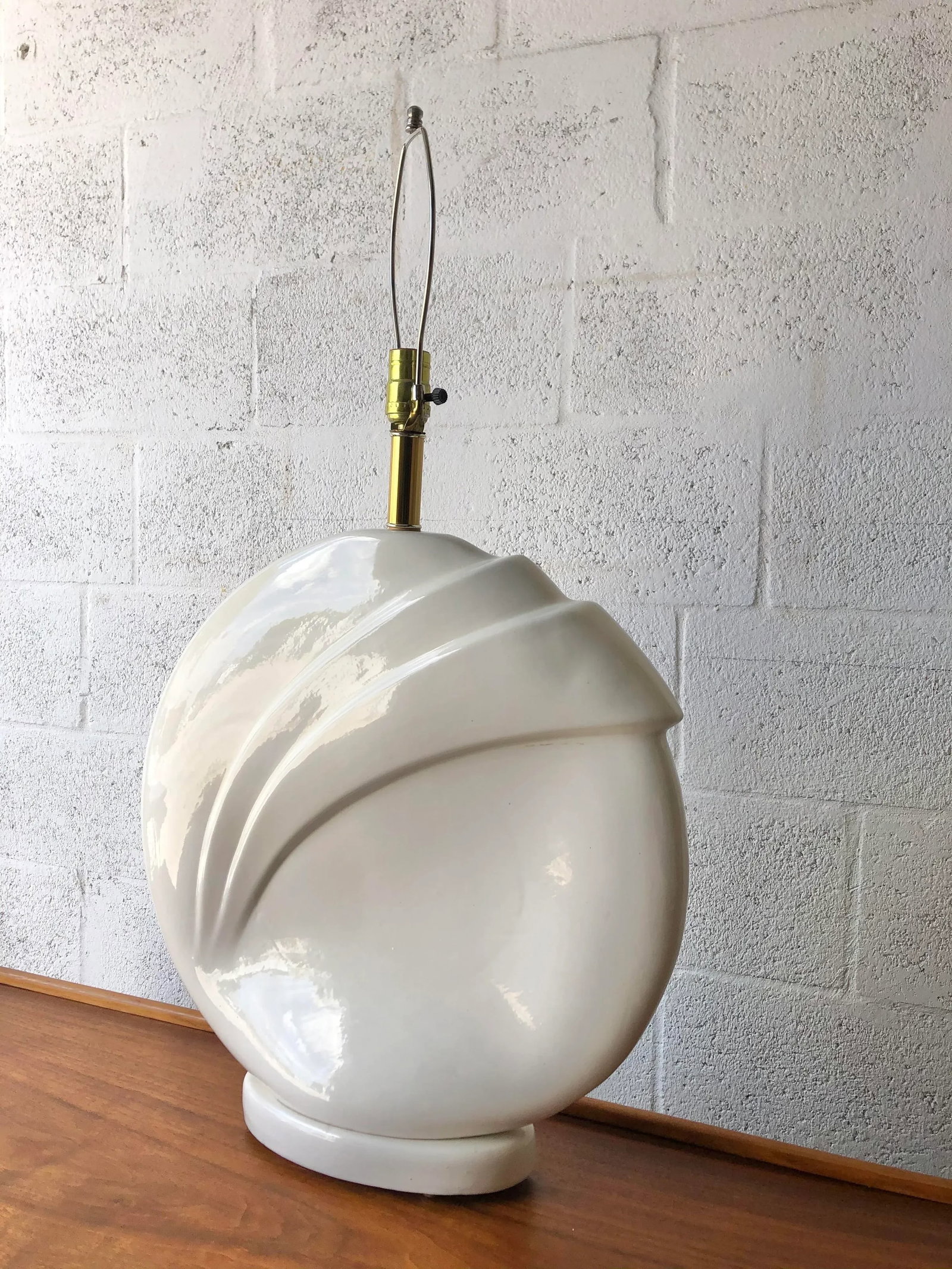 1980s Art Deco Revival White Ceramic Table Lamp. - 3