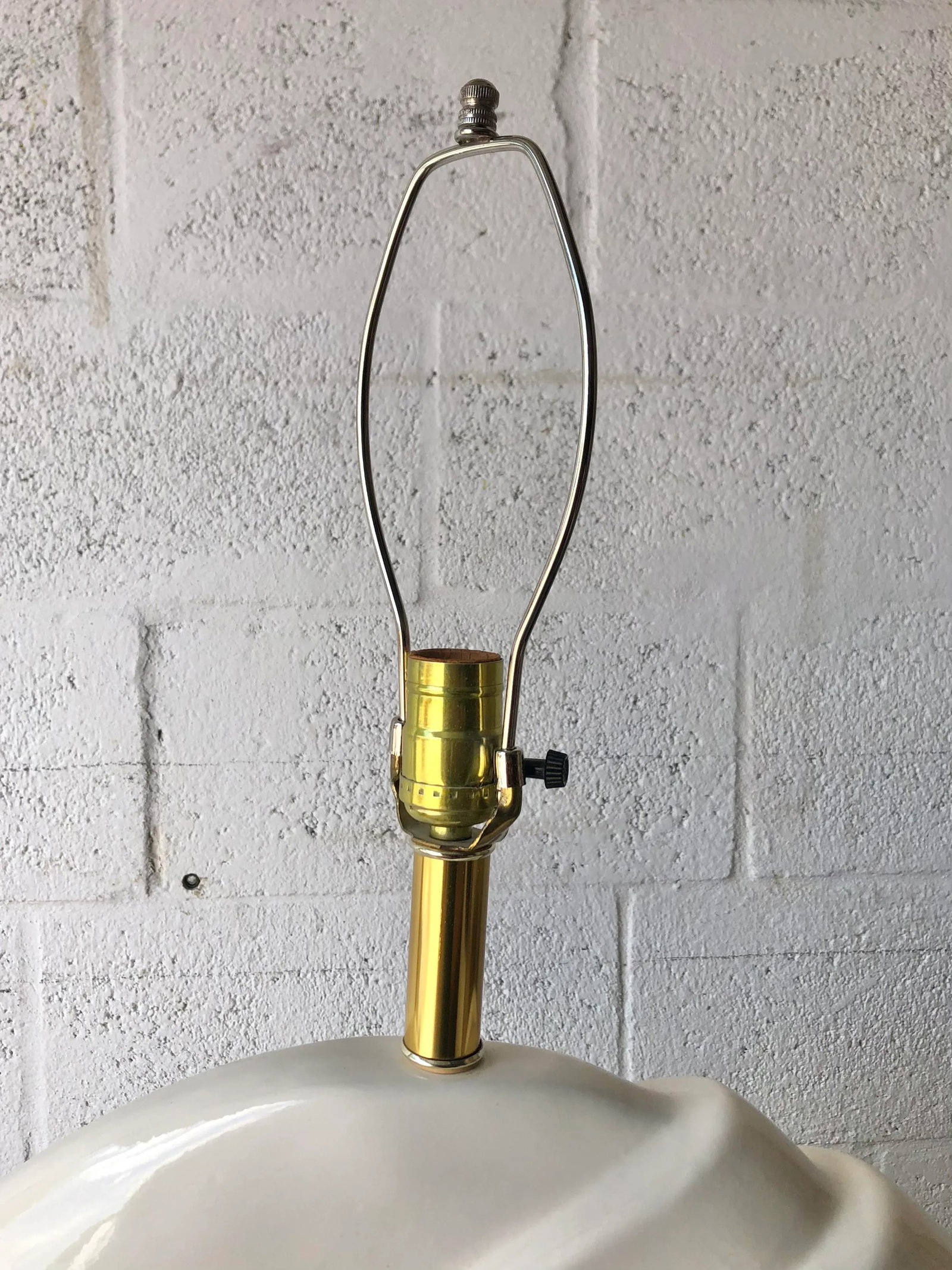 1980s Art Deco Revival White Ceramic Table Lamp. - 4