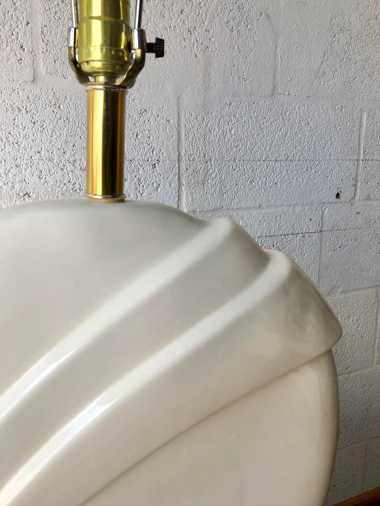 1980s Art Deco Revival White Ceramic Table Lamp. - 5