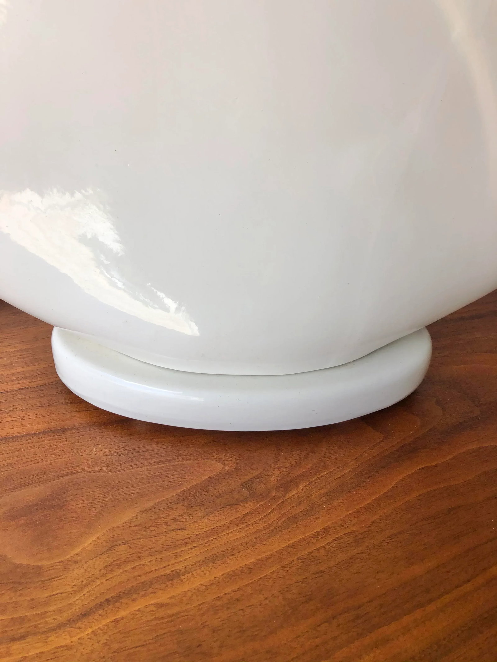 1980s Art Deco Revival White Ceramic Table Lamp. - 7