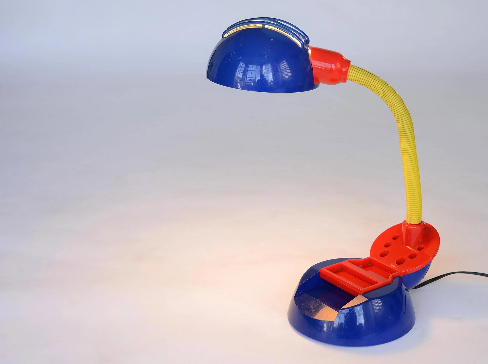 Vintage 1980s Postmodern Memphis Style Tricolor Plastic Desk Lamp - 4