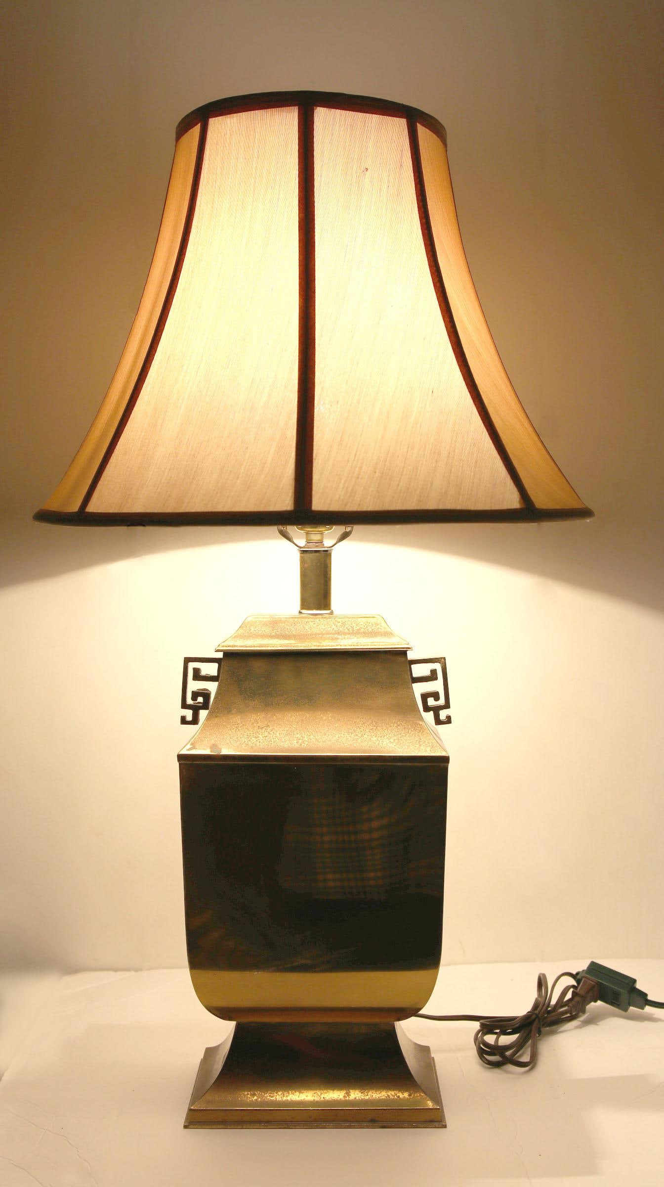 Mid-Century Hollywood Regency Chinoiserie Brass Table Lamp With Greek Key Handles - 10