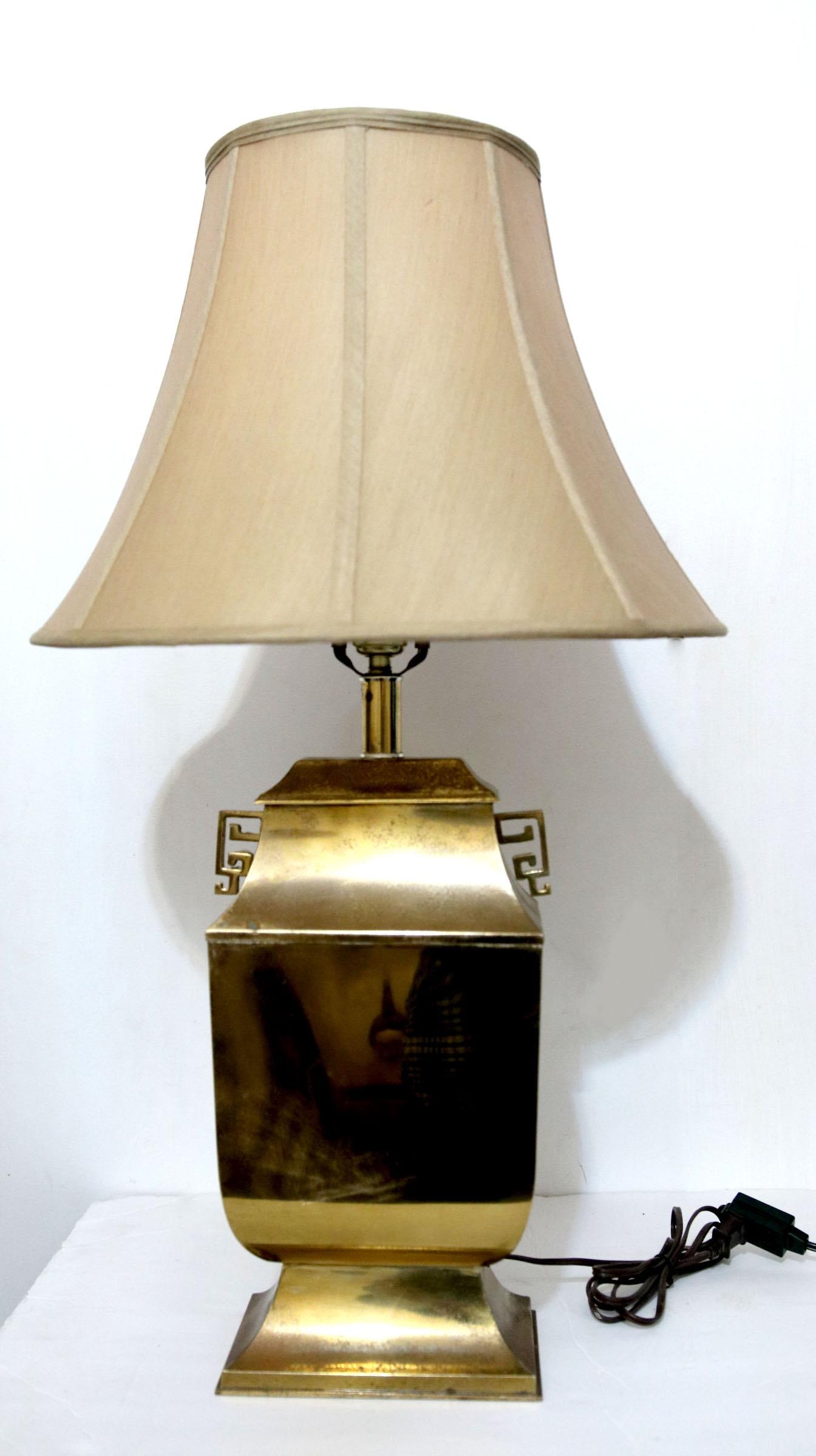 Mid-Century Hollywood Regency Chinoiserie Brass Table Lamp With Greek Key Handles - 11