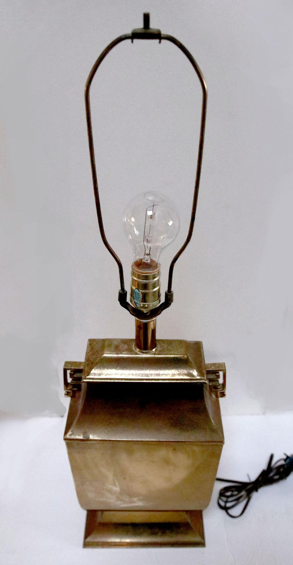 Mid-Century Hollywood Regency Chinoiserie Brass Table Lamp With Greek Key Handles - 3