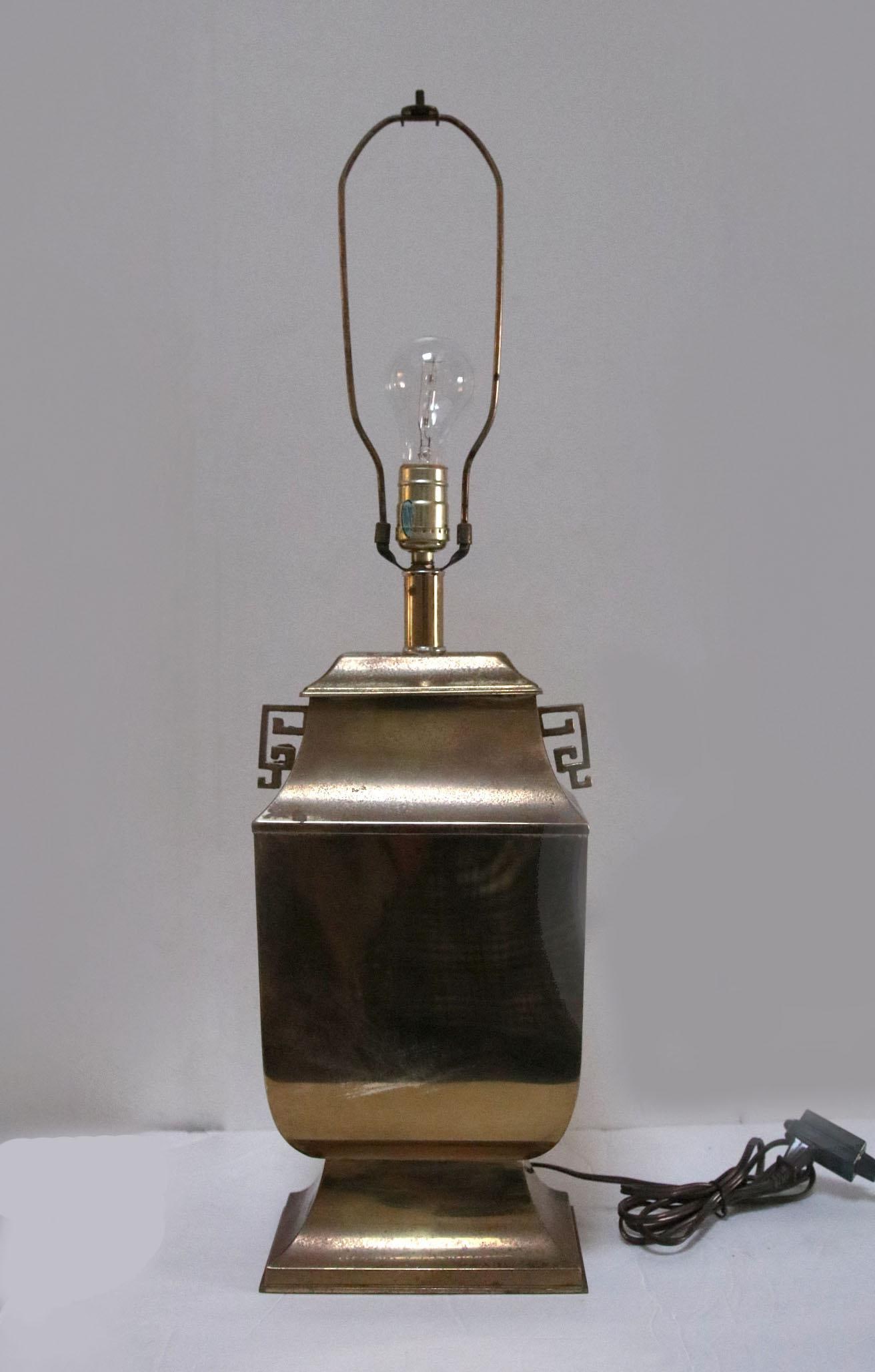 Mid-Century Hollywood Regency Chinoiserie Brass Table Lamp With Greek Key Handles - 4