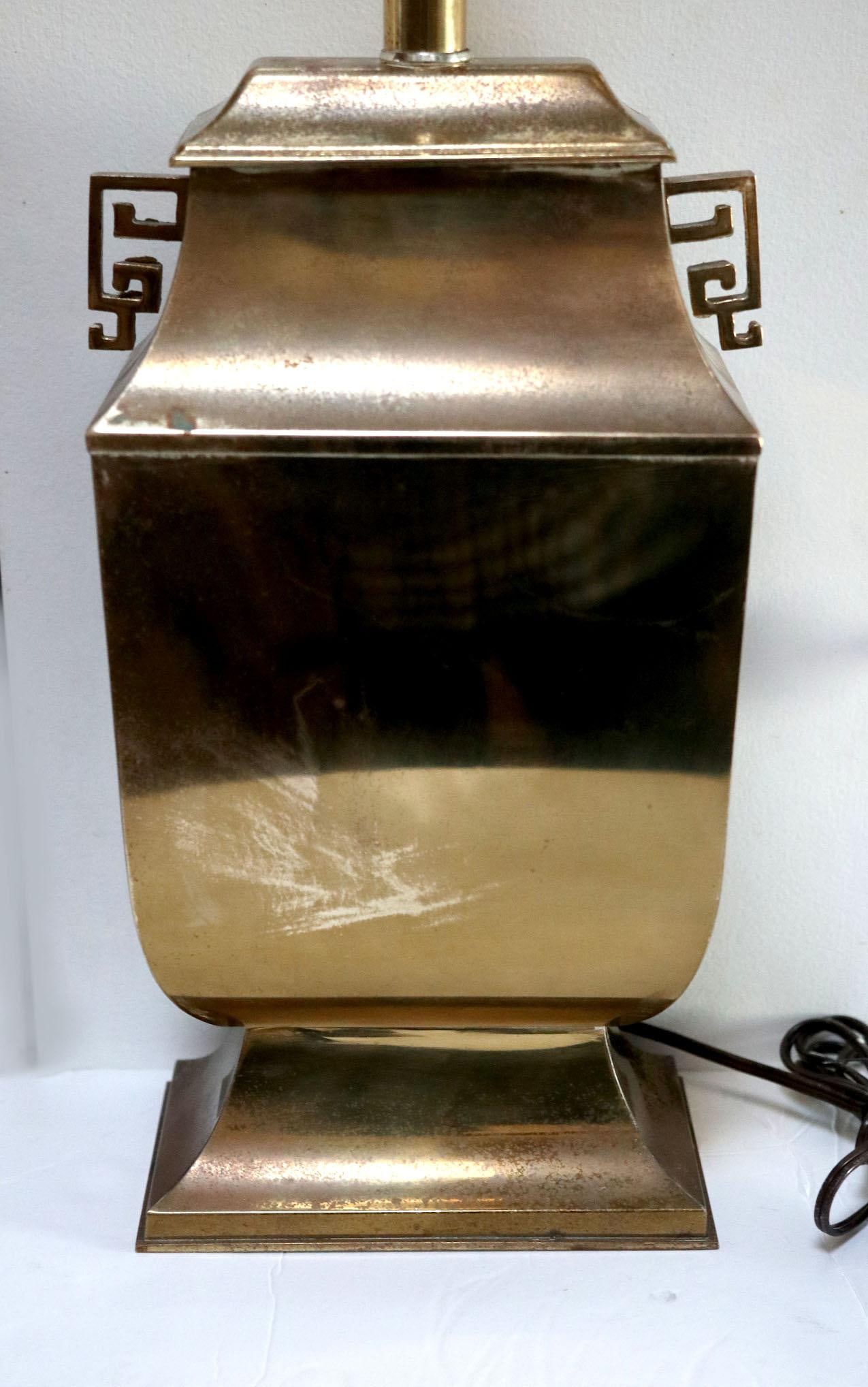 Mid-Century Hollywood Regency Chinoiserie Brass Table Lamp With Greek Key Handles - 5