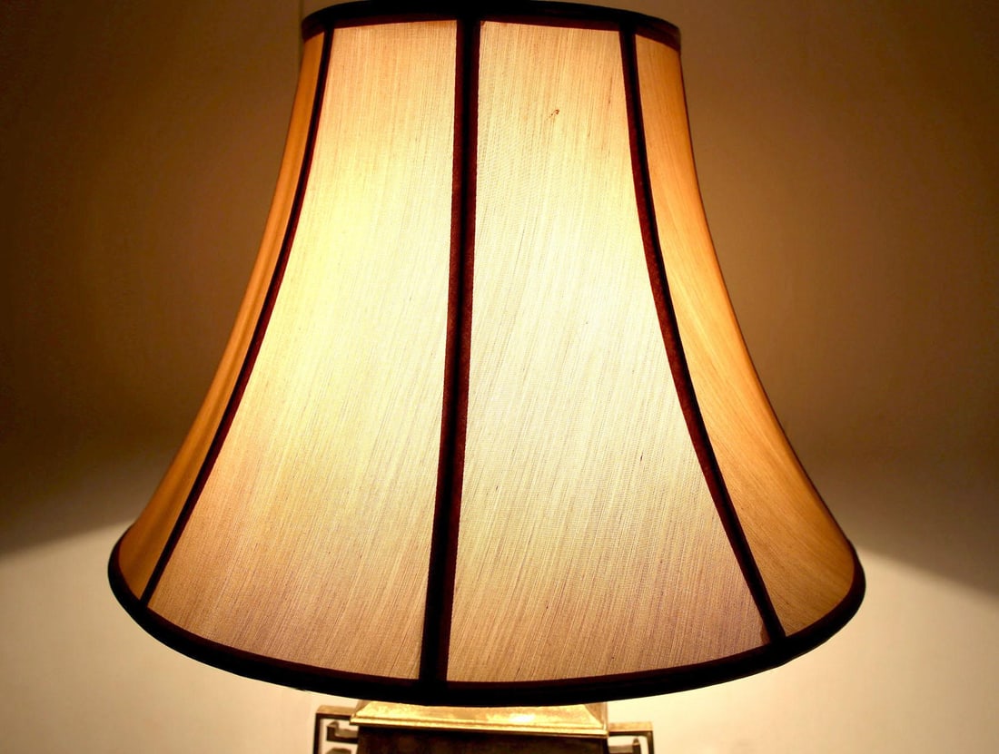 Mid-Century Hollywood Regency Chinoiserie Brass Table Lamp With Greek Key Handles - 8