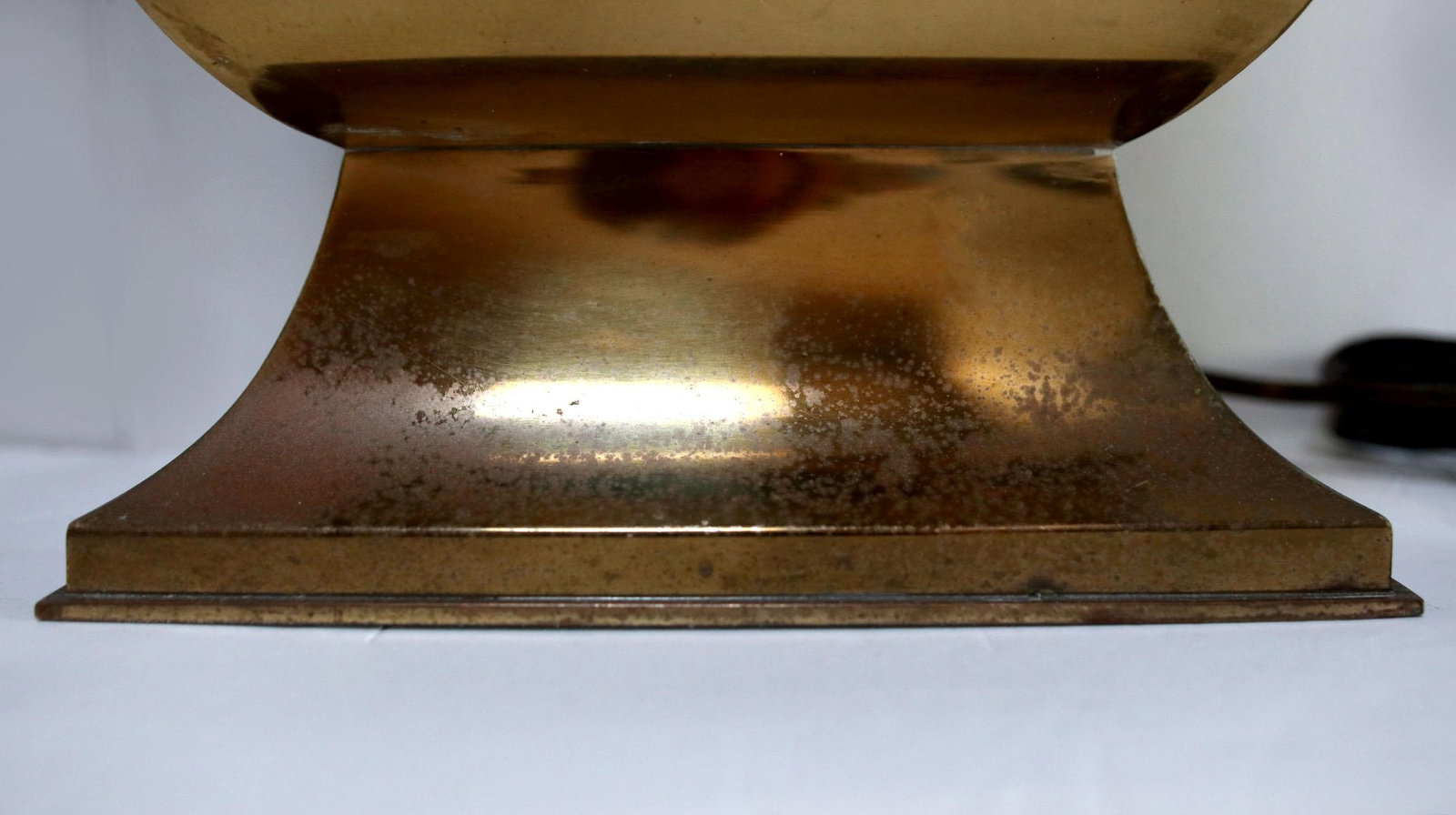 Mid-Century Hollywood Regency Chinoiserie Brass Table Lamp With Greek Key Handles - 9