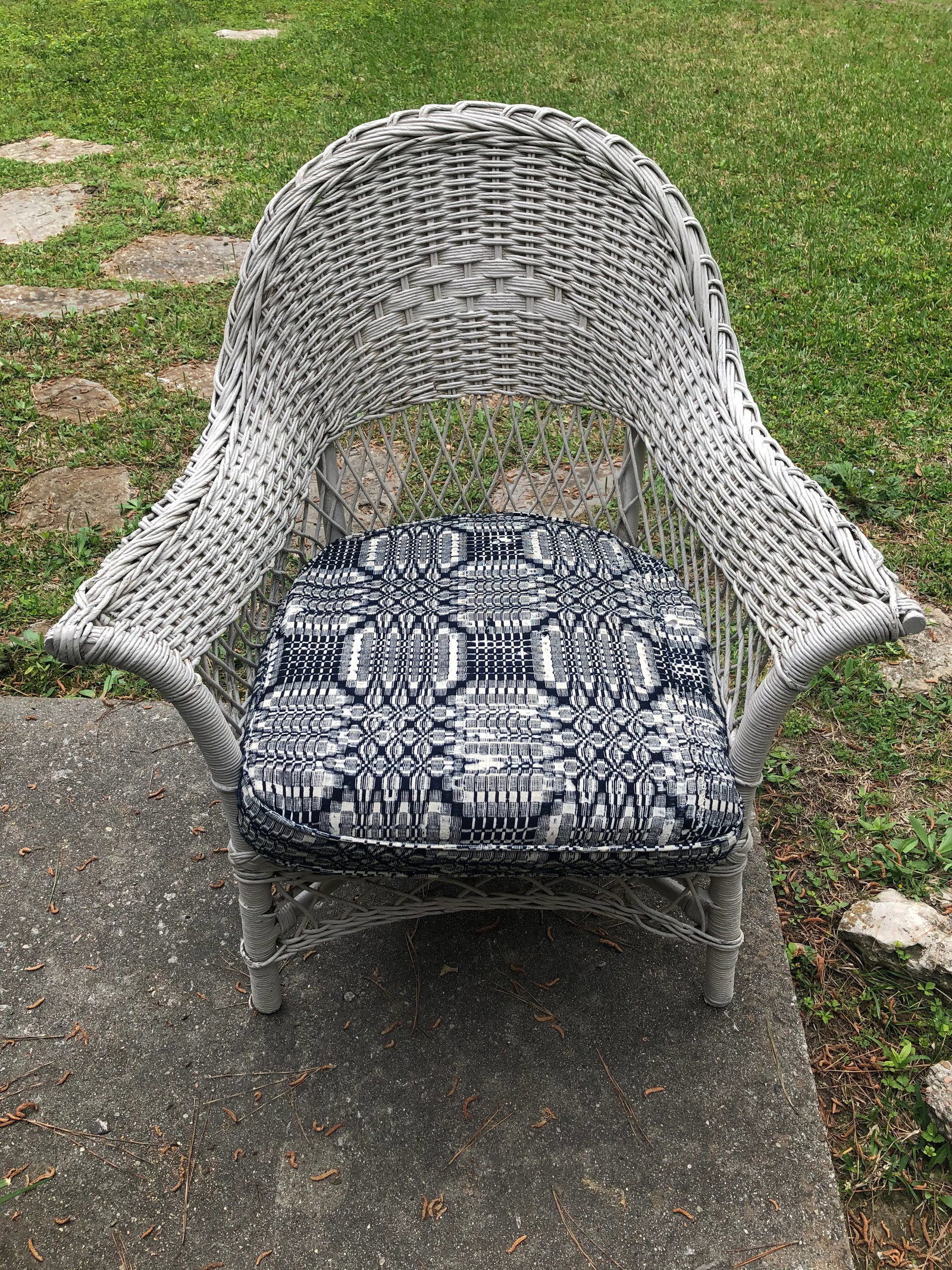 Vintage White Wicker Chair With Vintage Coverlet Cushion - 9