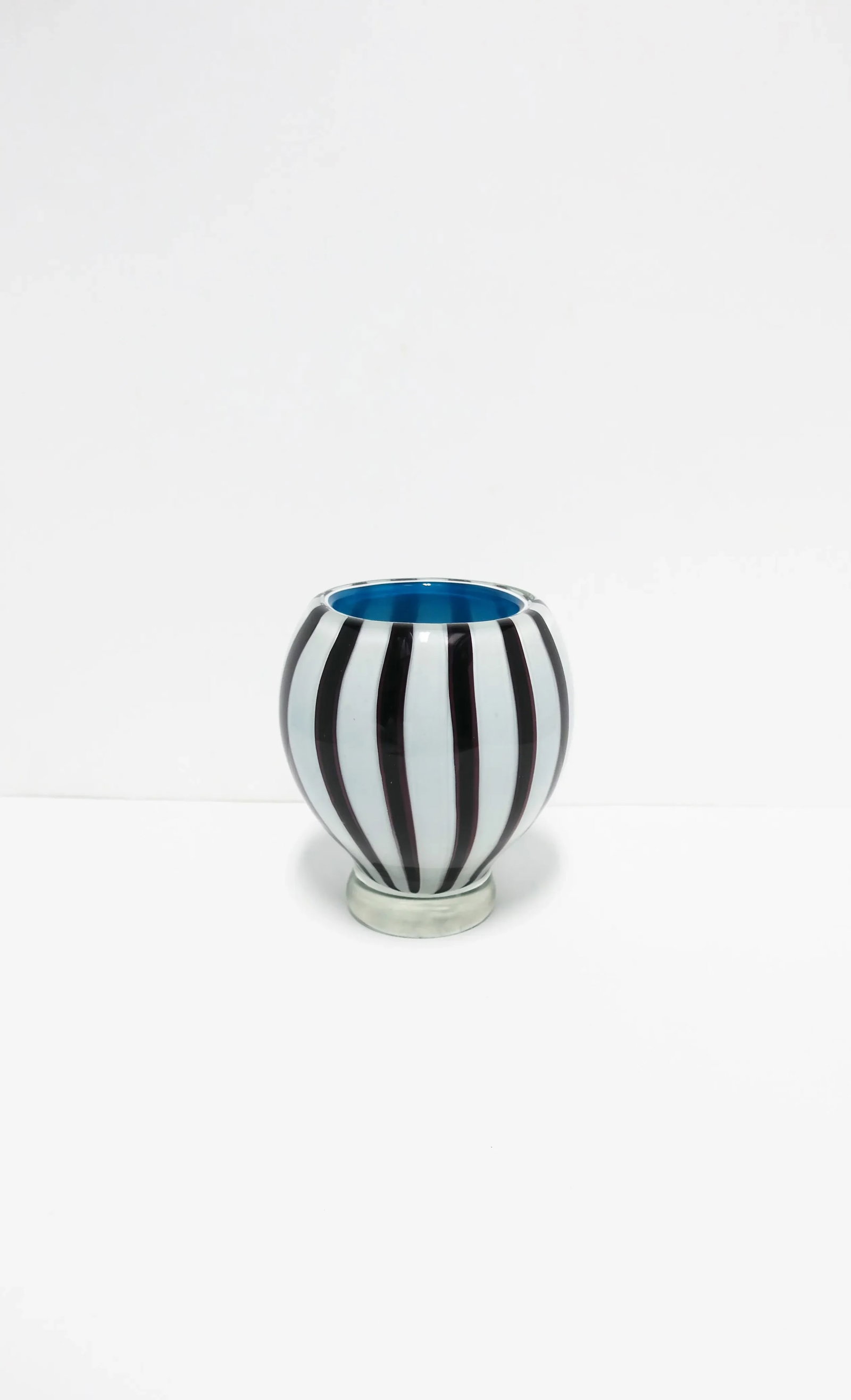 Italian Murano Art Glass Vase in Black and White - 2
