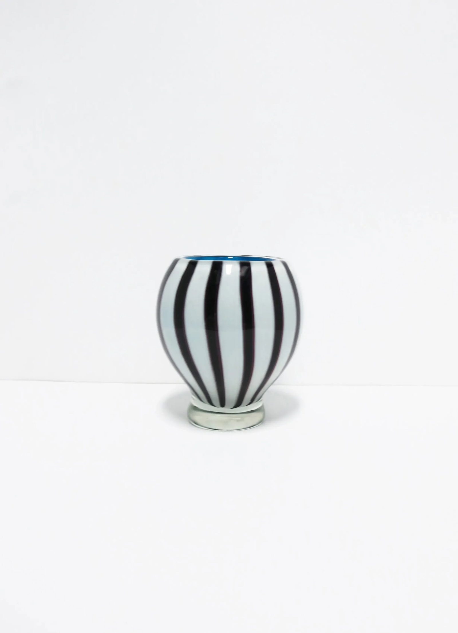 Italian Murano Art Glass Vase in Black and White - 3
