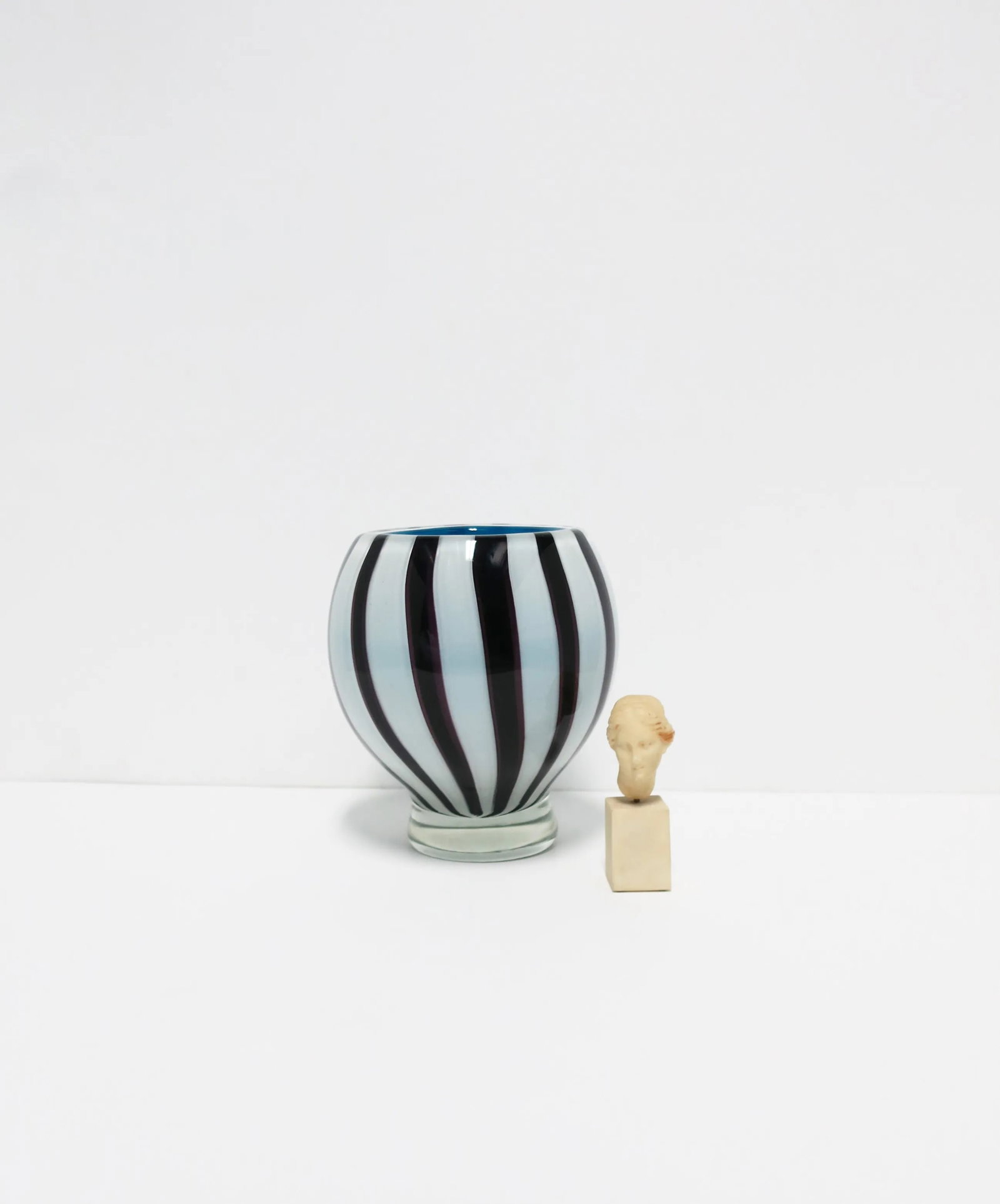 Italian Murano Art Glass Vase in Black and White - 5