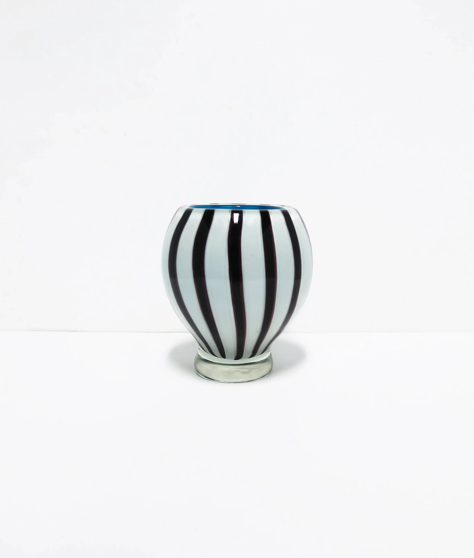 Italian Murano Art Glass Vase in Black and White - 6