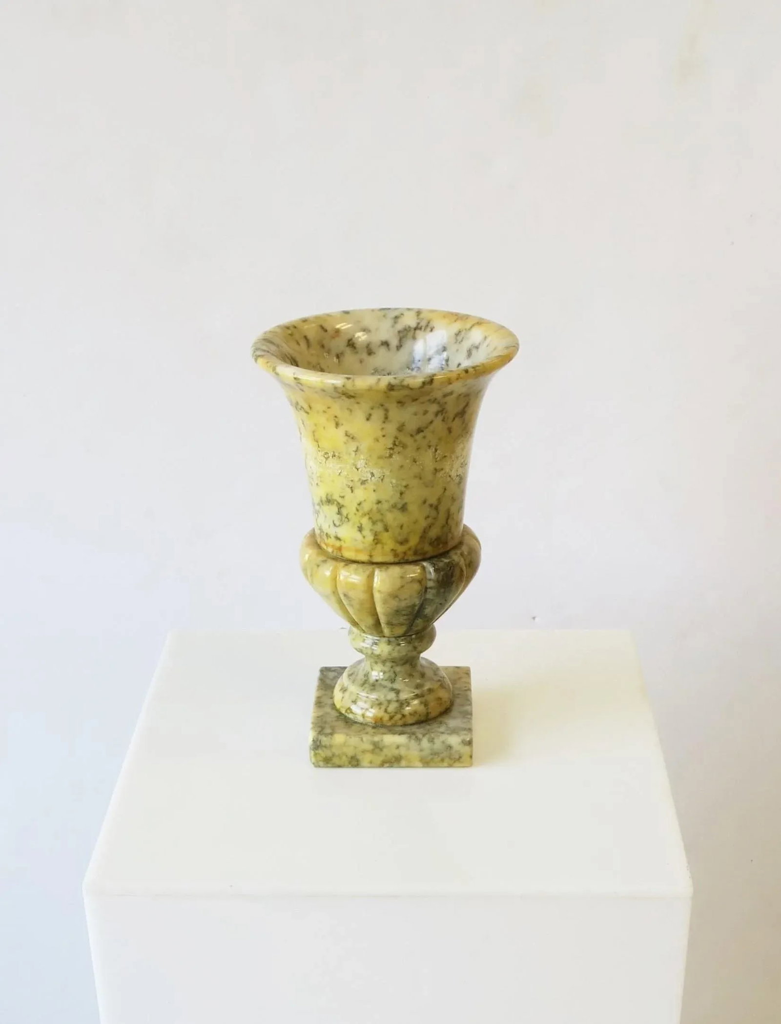 Italian Neoclassical Urn Alabaster Marble Table Lamp, Mid 20th Century - 2