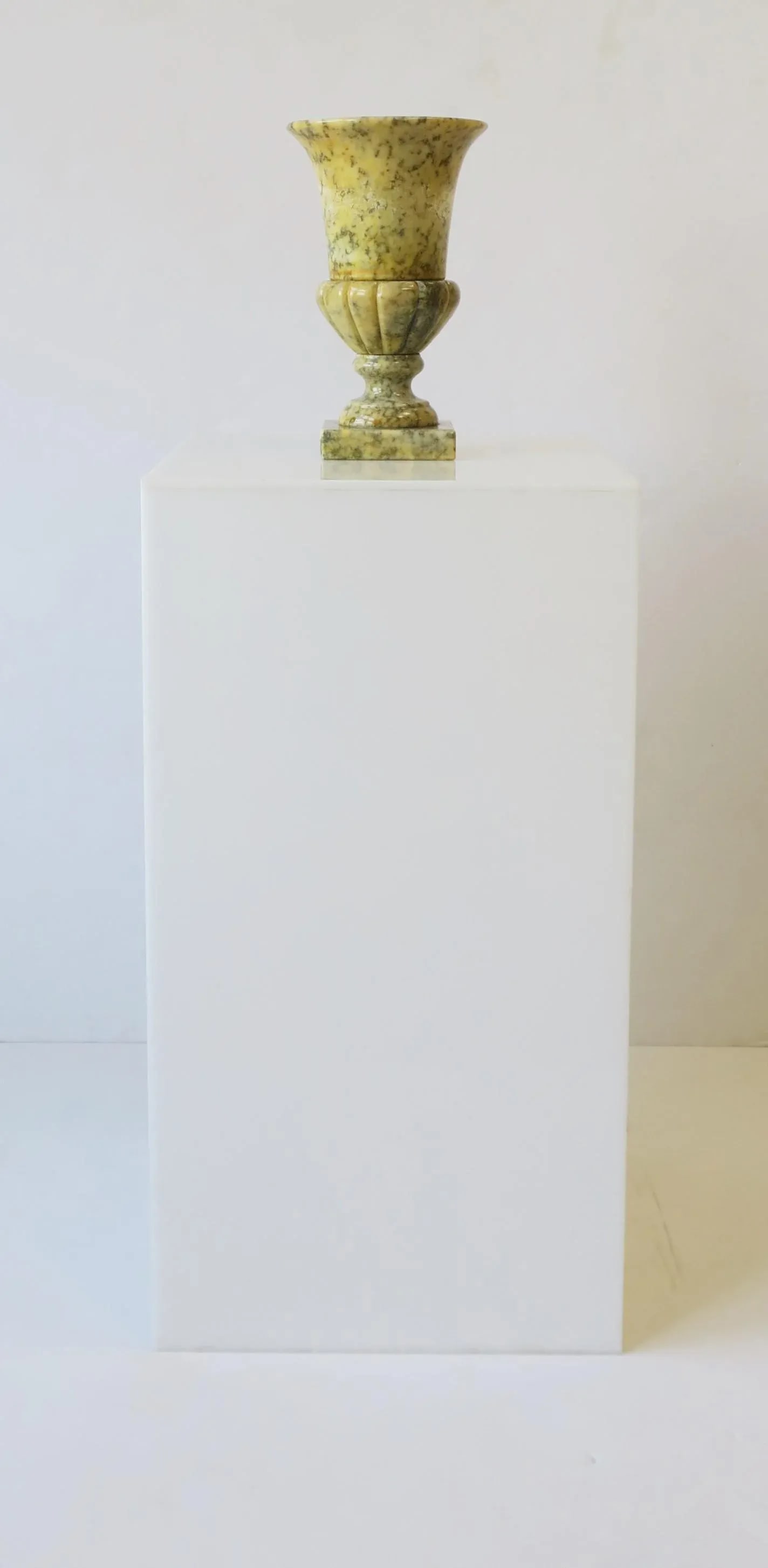 Italian Neoclassical Urn Alabaster Marble Table Lamp, Mid 20th Century - 3