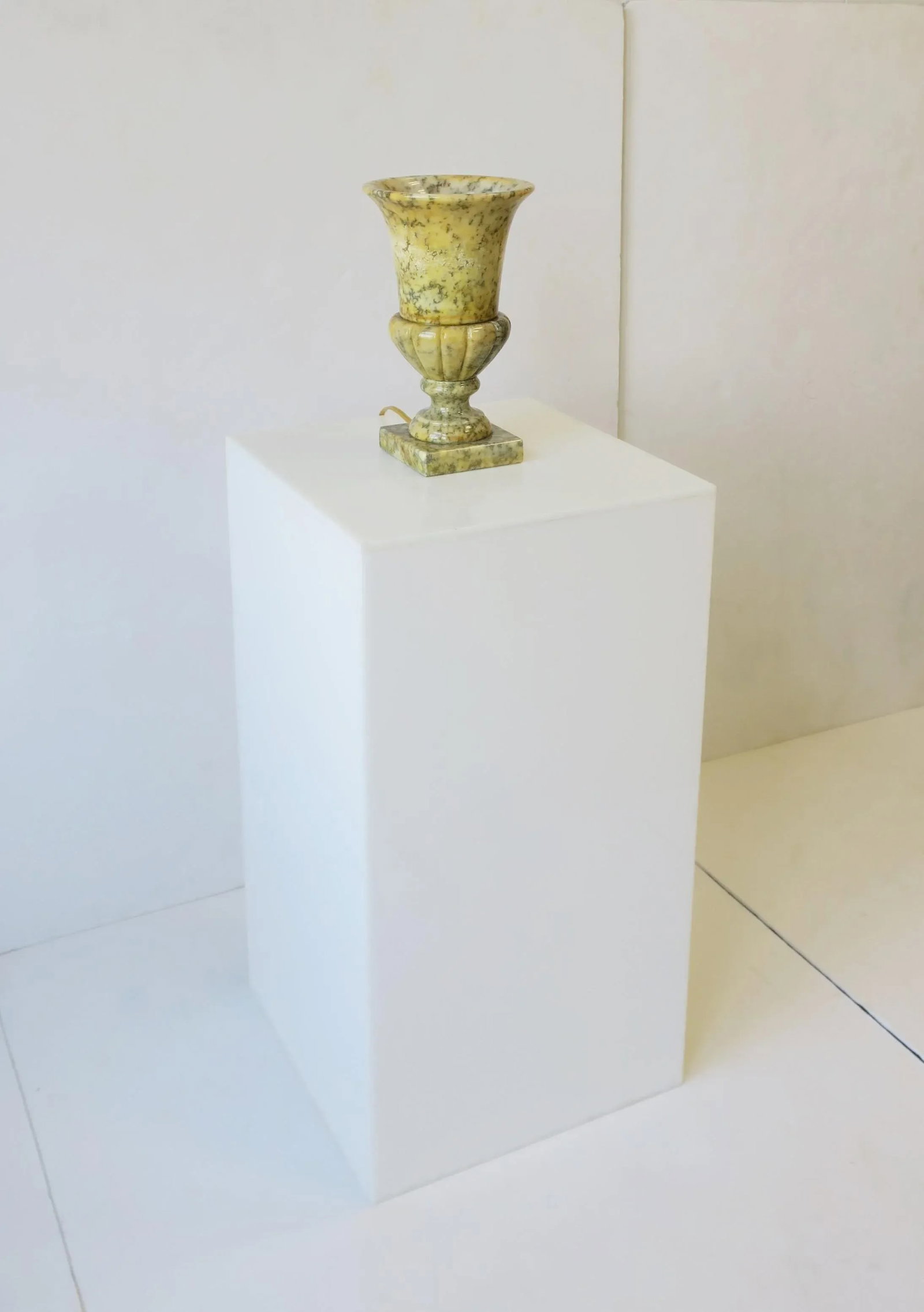 Italian Neoclassical Urn Alabaster Marble Table Lamp, Mid 20th Century - 4