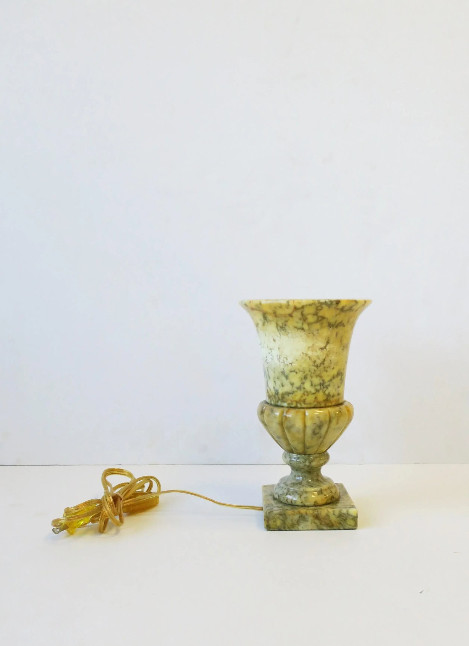 Italian Neoclassical Urn Alabaster Marble Table Lamp, Mid 20th Century - 8