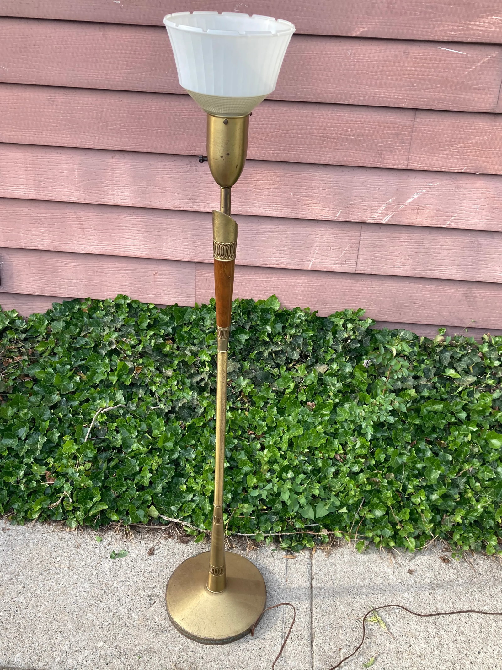 Mid Century Modern Brass and Walnut Floor Lamp - 10