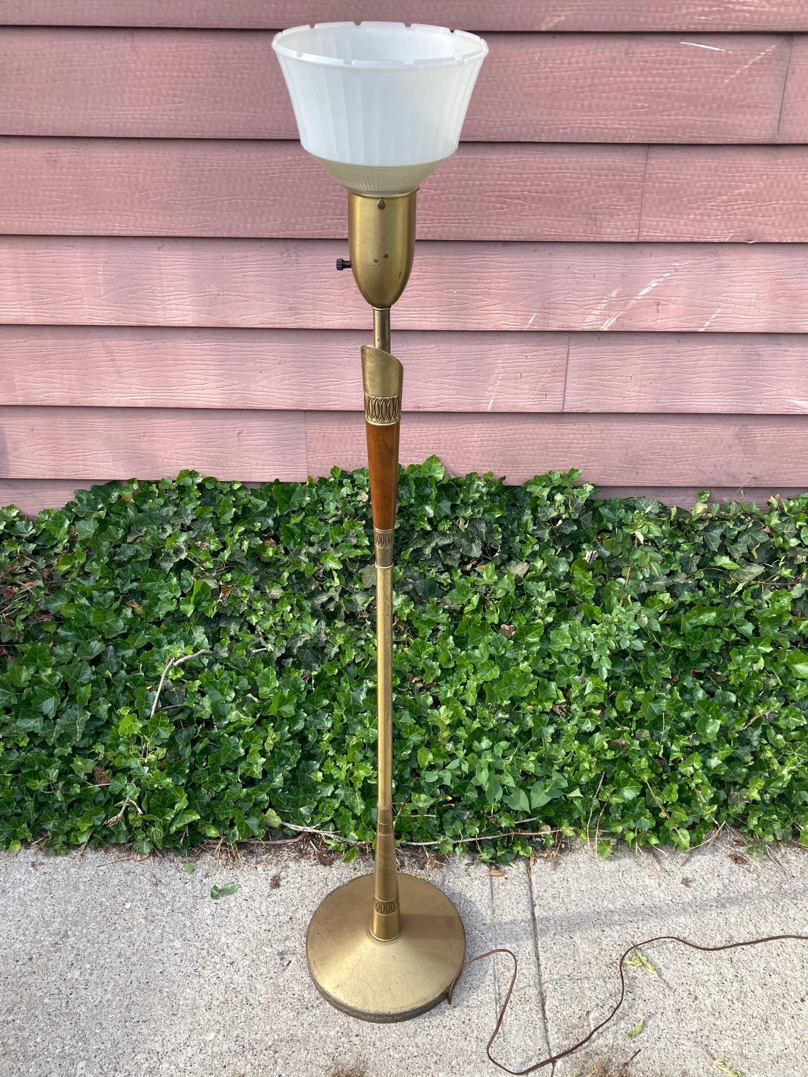 Mid Century Modern Brass and Walnut Floor Lamp - 4