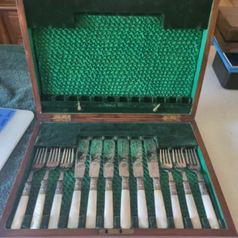 Vintage Victorian English Mother of Pearl Handles With Silverplate Fruit Knives & Forks- 12 Pieces - 3