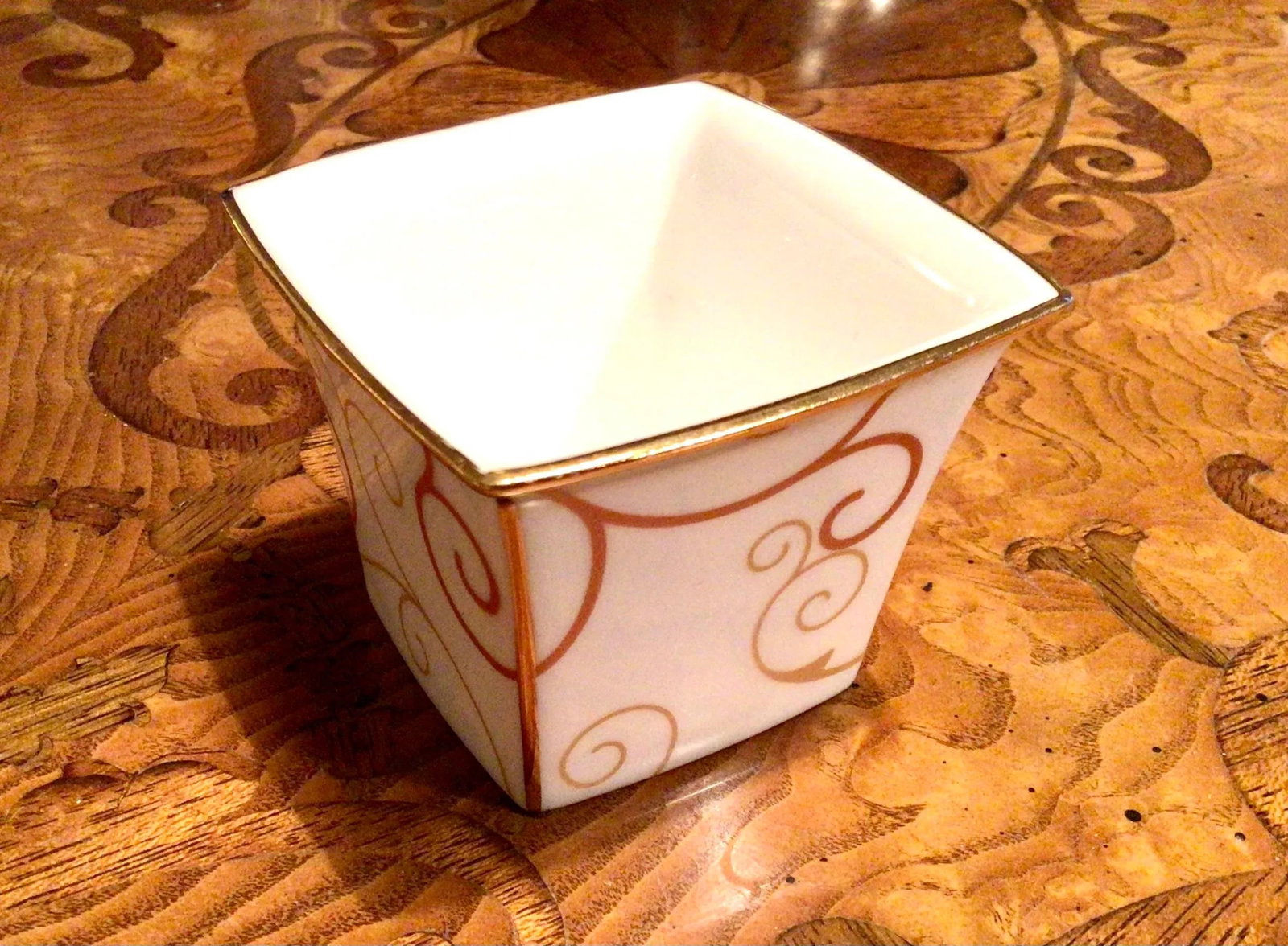 Elegant Wedgwood Petite Cachepot or Vanity Jar With Gilt Trim in the "Marrakech" Pattern - 10