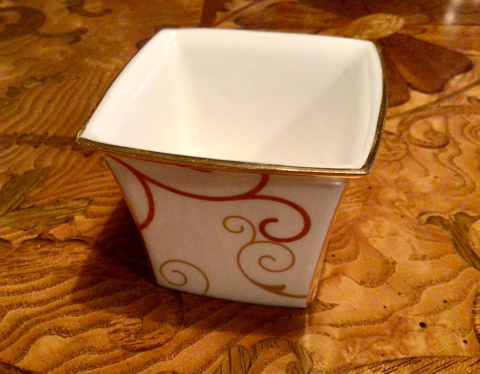 Elegant Wedgwood Petite Cachepot or Vanity Jar With Gilt Trim in the "Marrakech" Pattern - 2