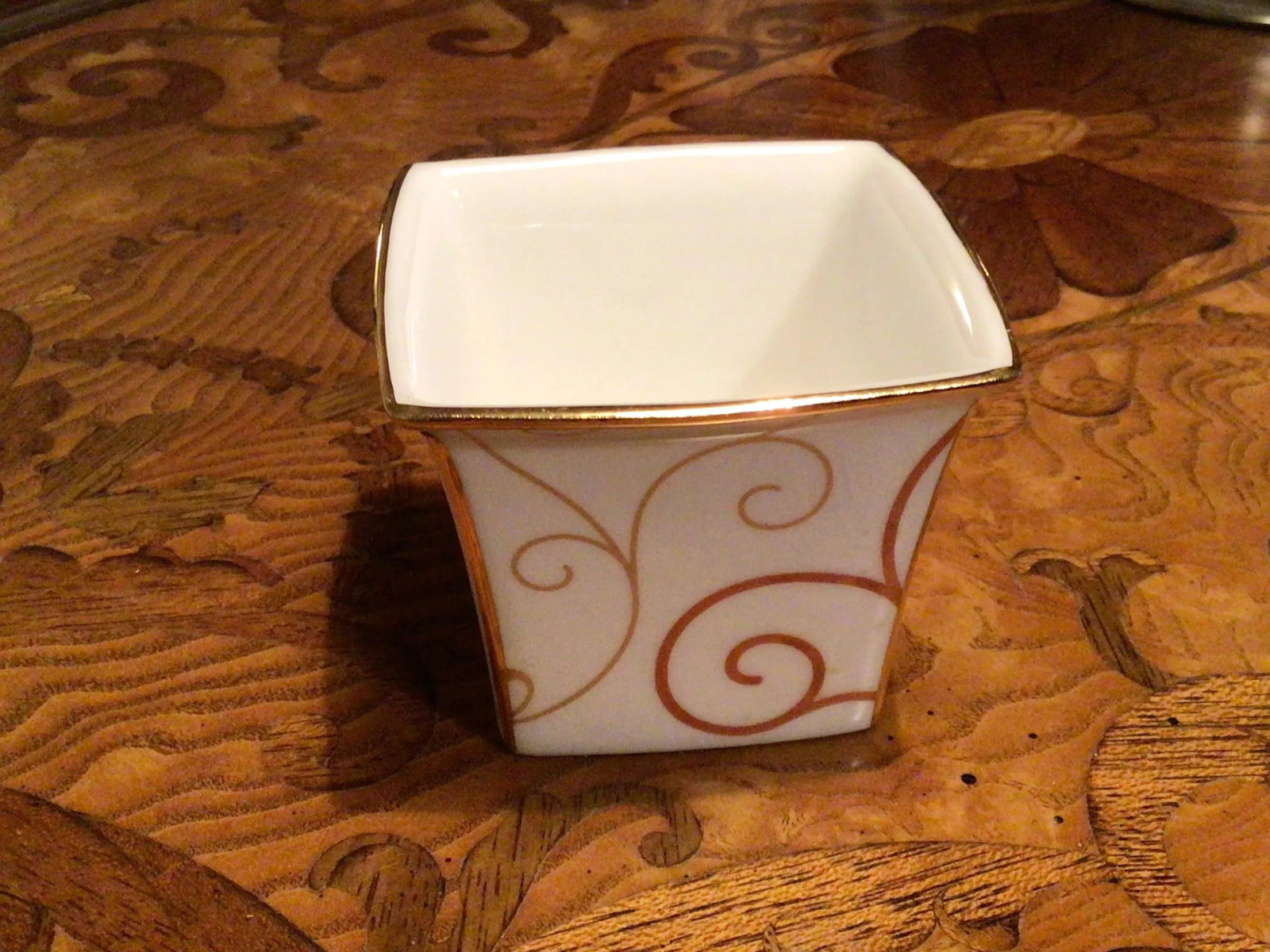 Elegant Wedgwood Petite Cachepot or Vanity Jar With Gilt Trim in the "Marrakech" Pattern - 3