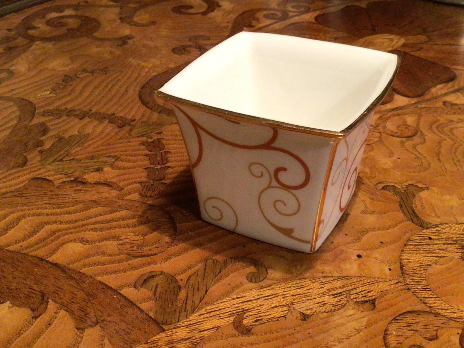 Elegant Wedgwood Petite Cachepot or Vanity Jar With Gilt Trim in the "Marrakech" Pattern - 4