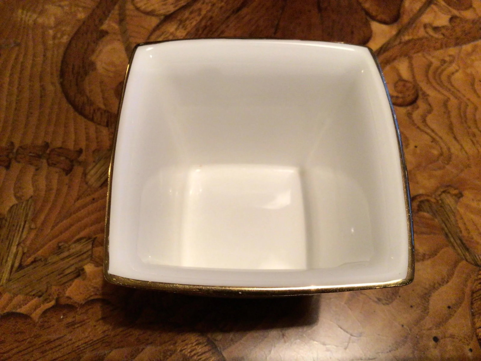 Elegant Wedgwood Petite Cachepot or Vanity Jar With Gilt Trim in the "Marrakech" Pattern - 5