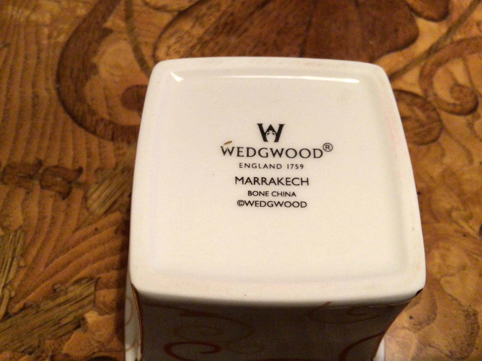 Elegant Wedgwood Petite Cachepot or Vanity Jar With Gilt Trim in the "Marrakech" Pattern - 6