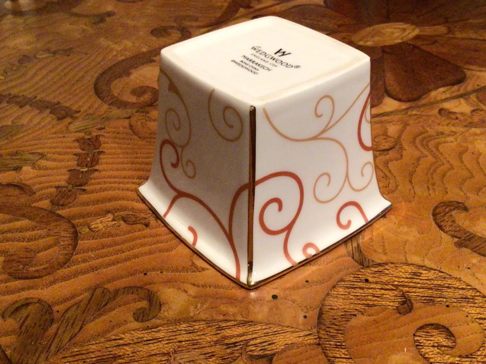 Elegant Wedgwood Petite Cachepot or Vanity Jar With Gilt Trim in the "Marrakech" Pattern - 7