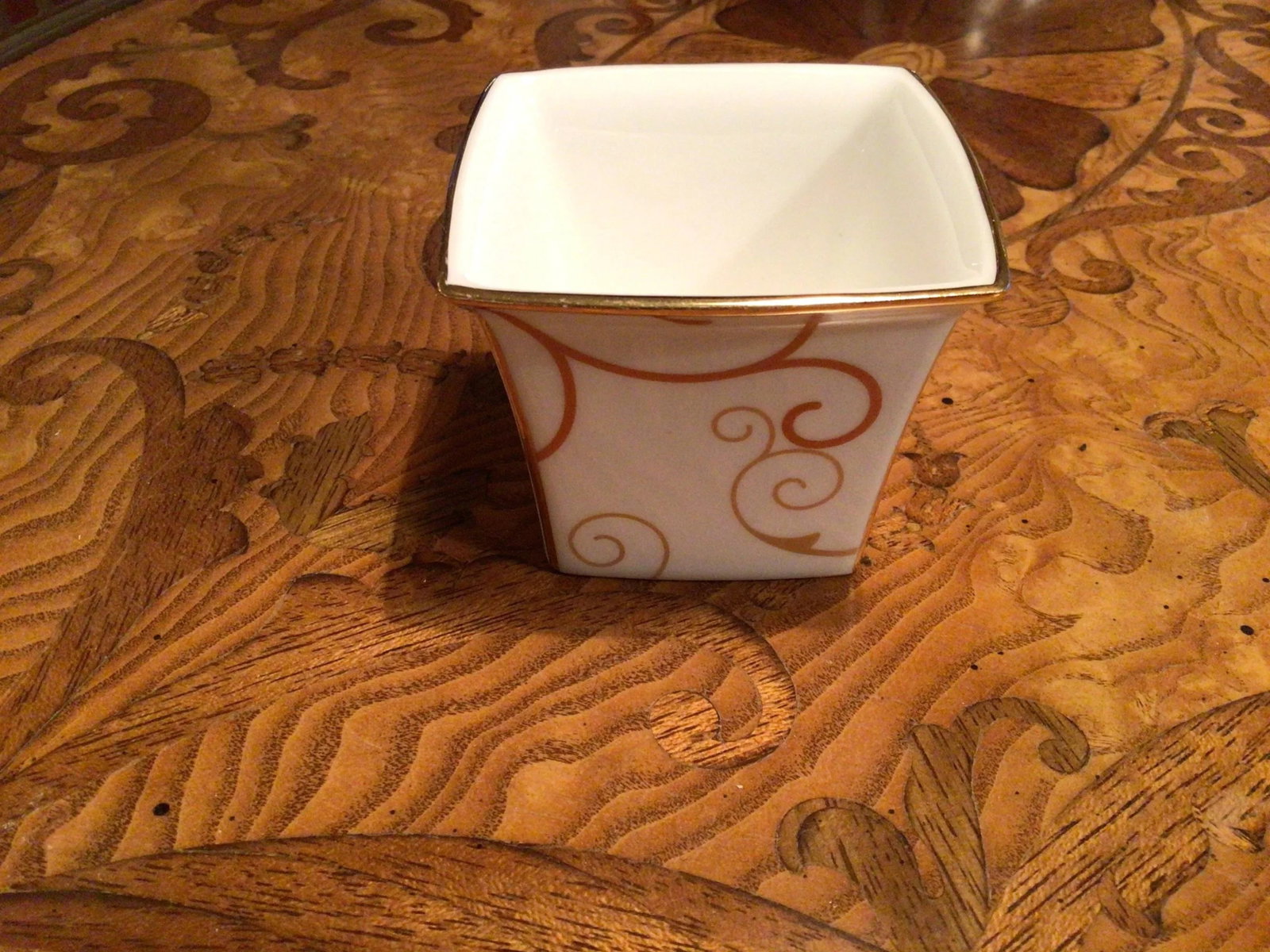 Elegant Wedgwood Petite Cachepot or Vanity Jar With Gilt Trim in the "Marrakech" Pattern - 8