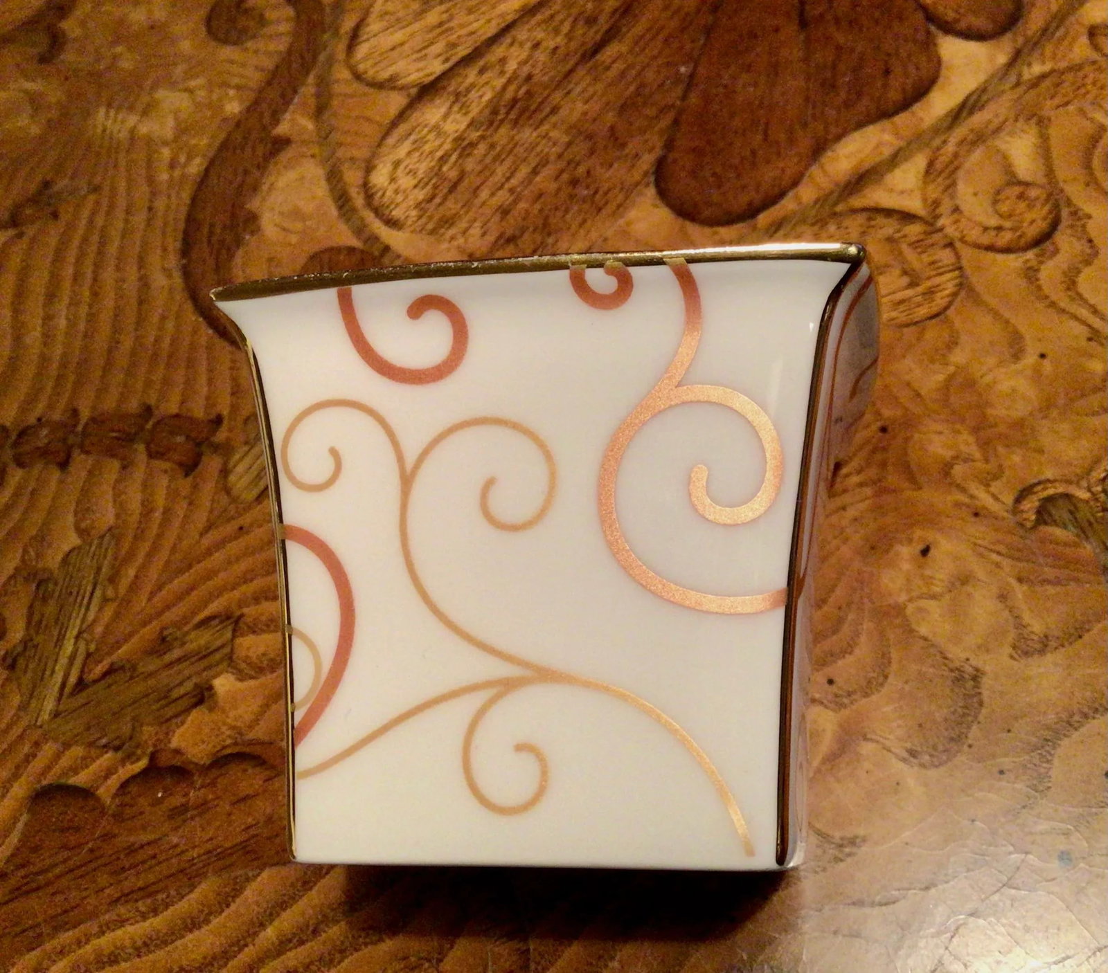 Elegant Wedgwood Petite Cachepot or Vanity Jar With Gilt Trim in the "Marrakech" Pattern - 9