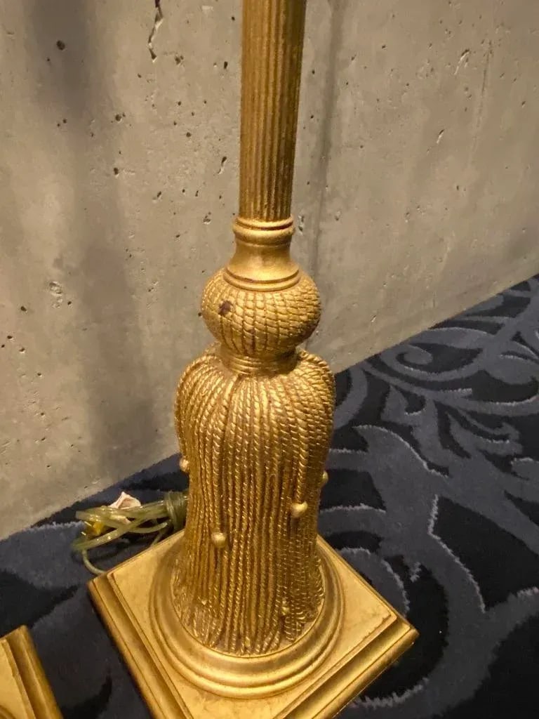 Late 20th Century Pair of Hollywood Regency Vintage Gilded Gold Chalkware Tassel Lamps - 10