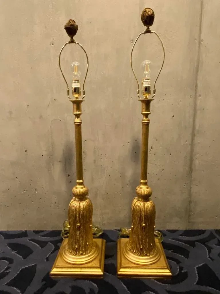 Late 20th Century Pair of Hollywood Regency Vintage Gilded Gold Chalkware Tassel Lamps - 11